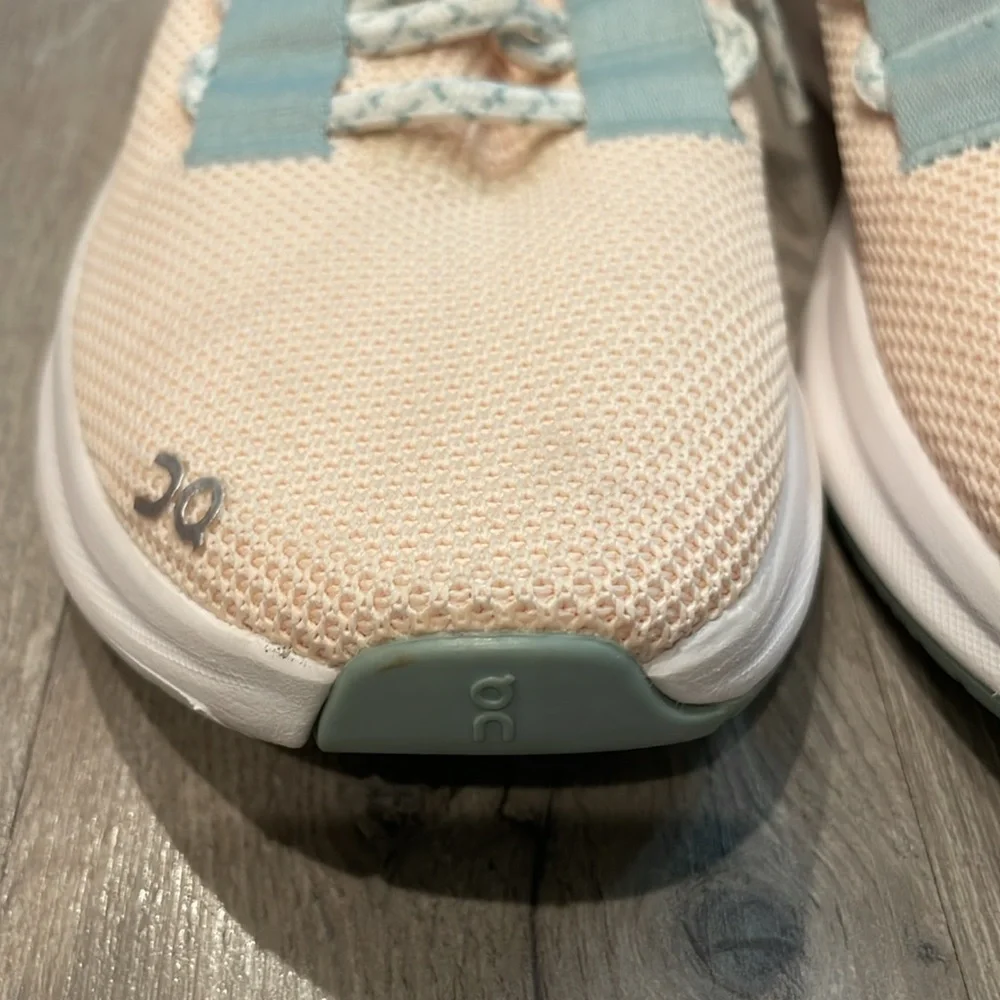 On W Cloudeasy Sneakers - Picture 13 of 16